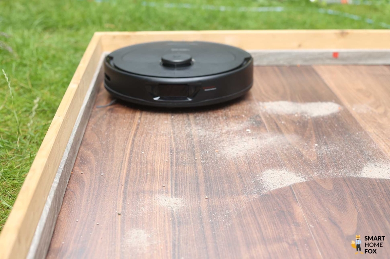 Leisten werden durch den Roborock Q Revo gereinigt.